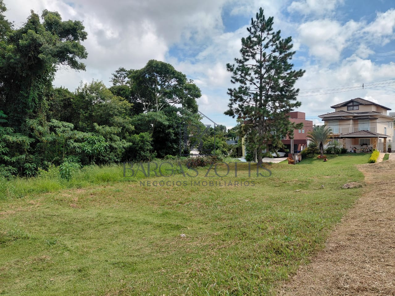 Terreno amplo, localizado em um dos melhores condomínios de Vargem Grande Paulista!