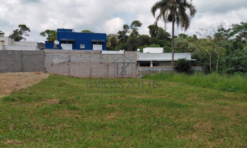 Terreno amplo, localizado em um dos melhores condomínios de Vargem Grande Paulista!