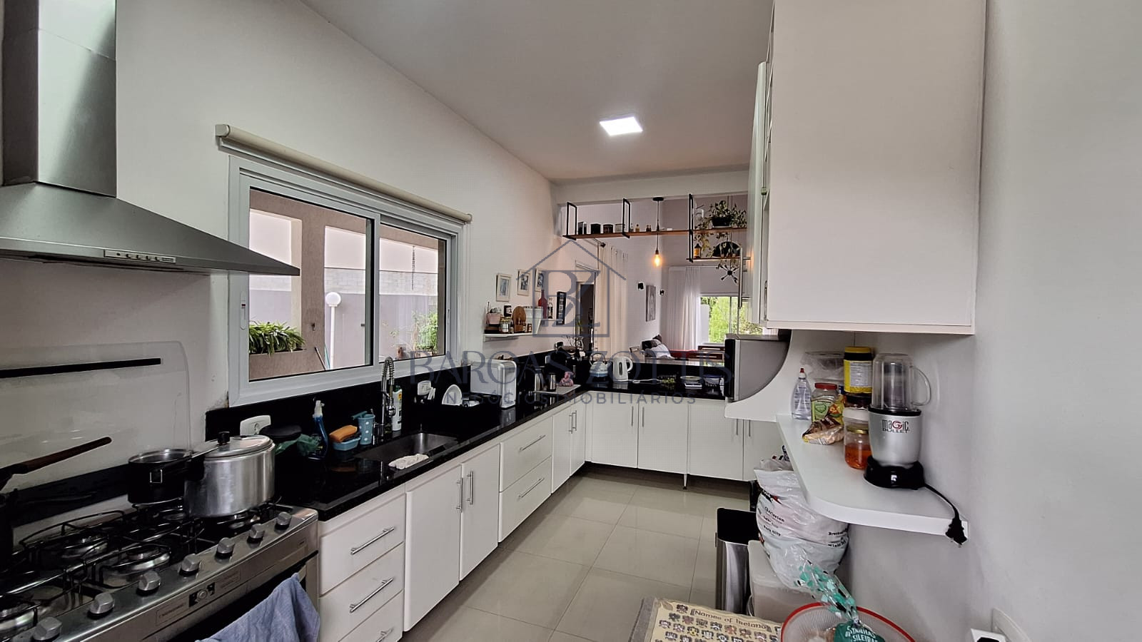 Sobrado moderno, de 224m² em condomínio fechado!!