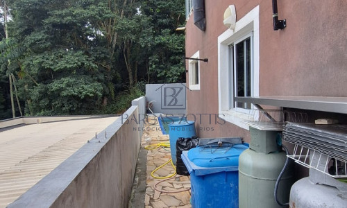 Sobrado moderno, de 224m² em condomínio fechado!!