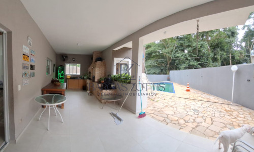 Sobrado moderno, de 224m² em condomínio fechado!!