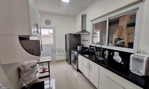 Sobrado moderno, de 224m² em condomínio fechado!!