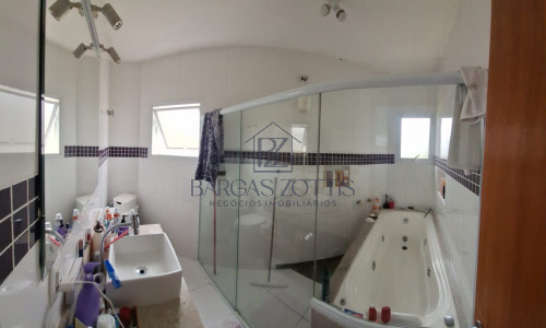 Sobrado moderno, de 224m² em condomínio fechado!!