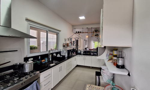 Sobrado moderno, de 224m² em condomínio fechado!!