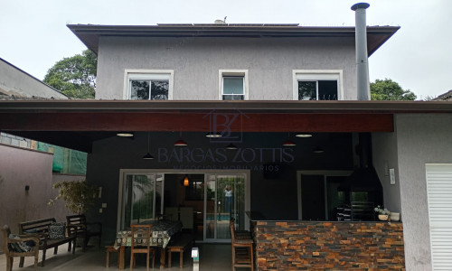 Casa muito bem planejada e arejada, localizada em condomínio fechado.