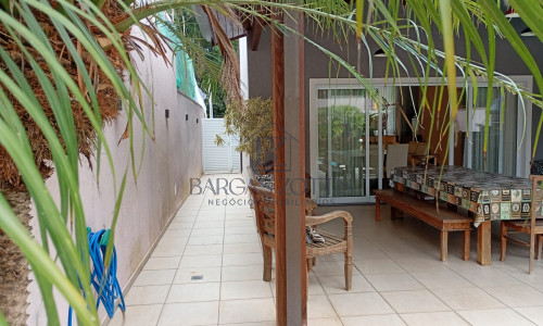 Casa muito bem planejada e arejada, localizada em condomínio fechado.