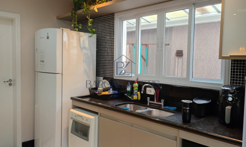 Casa muito bem planejada e arejada, localizada em condomínio fechado.