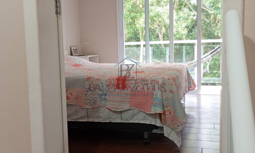 Casa muito bem planejada e arejada, localizada em condomínio fechado.