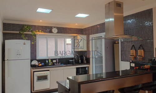 Casa muito bem planejada e arejada, localizada em condomínio fechado.