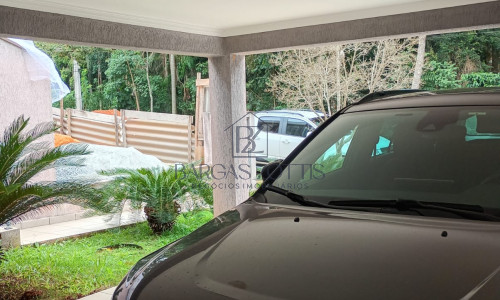 Casa muito bem planejada e arejada, localizada em condomínio fechado.