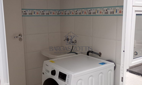 Casa muito bem planejada e arejada, localizada em condomínio fechado.