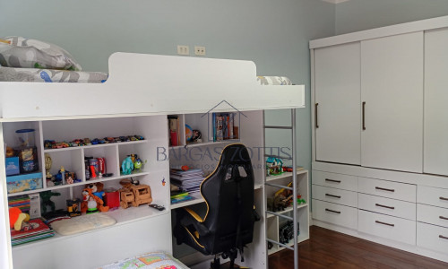 Casa muito bem planejada e arejada, localizada em condomínio fechado.