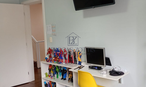Casa muito bem planejada e arejada, localizada em condomínio fechado.