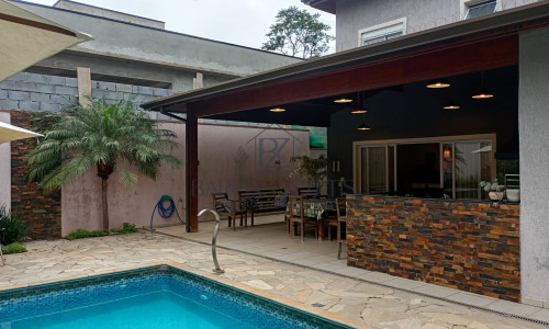 Casa muito bem planejada e arejada, localizada em condomínio fechado.