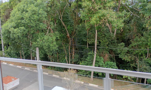 Casa muito bem planejada e arejada, localizada em condomínio fechado.