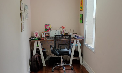 Casa muito bem planejada e arejada, localizada em condomínio fechado.