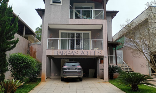 Casa muito bem planejada e arejada, localizada em condomínio fechado.