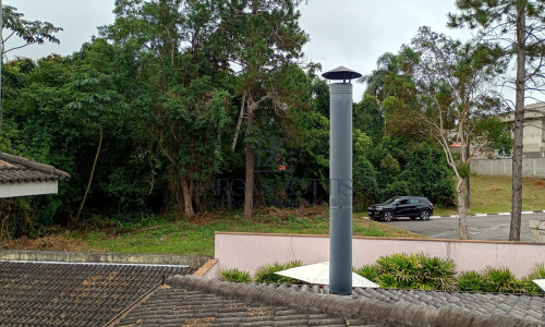 Casa muito bem planejada e arejada, localizada em condomínio fechado.