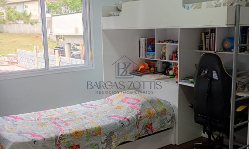 Casa muito bem planejada e arejada, localizada em condomínio fechado.