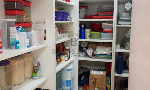 Casa muito bem planejada e arejada, localizada em condomínio fechado.