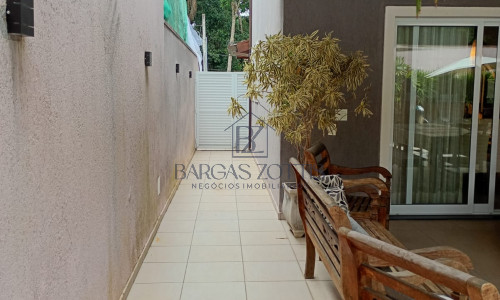 Casa muito bem planejada e arejada, localizada em condomínio fechado.