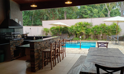 Casa muito bem planejada e arejada, localizada em condomínio fechado.